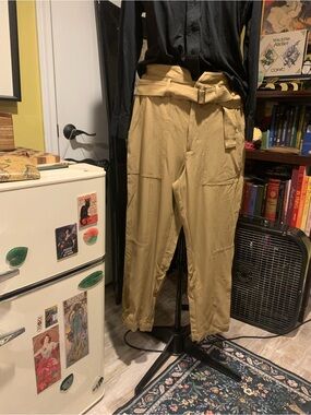 Banana Republic women's Tan Utility Cargo Pants with Belt
